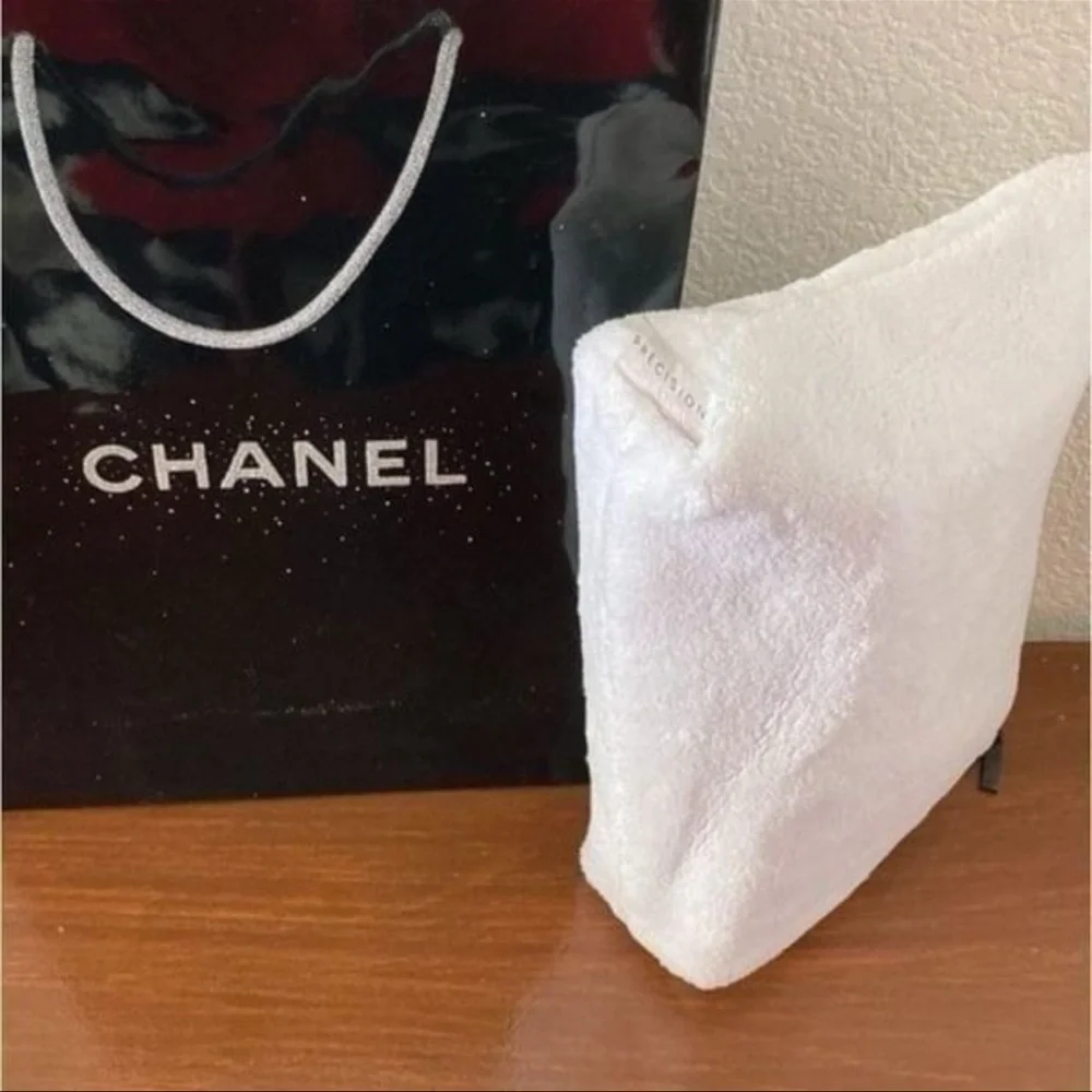 New CHANEL White textured cosmetic case 11x18